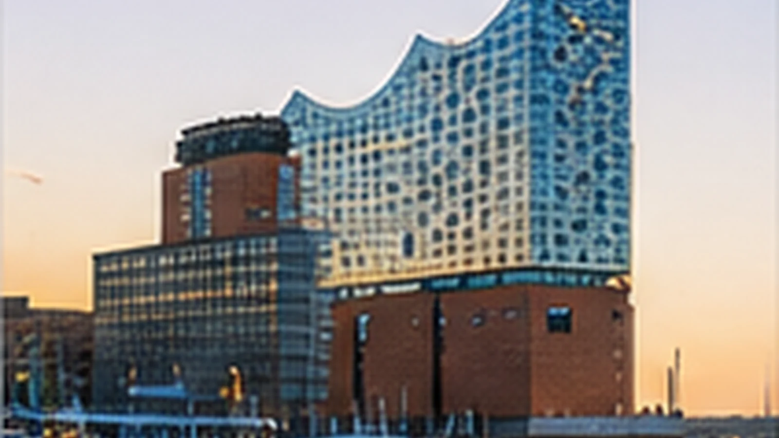 Elbphilharmonie och hamnmiljö i Hamburg
