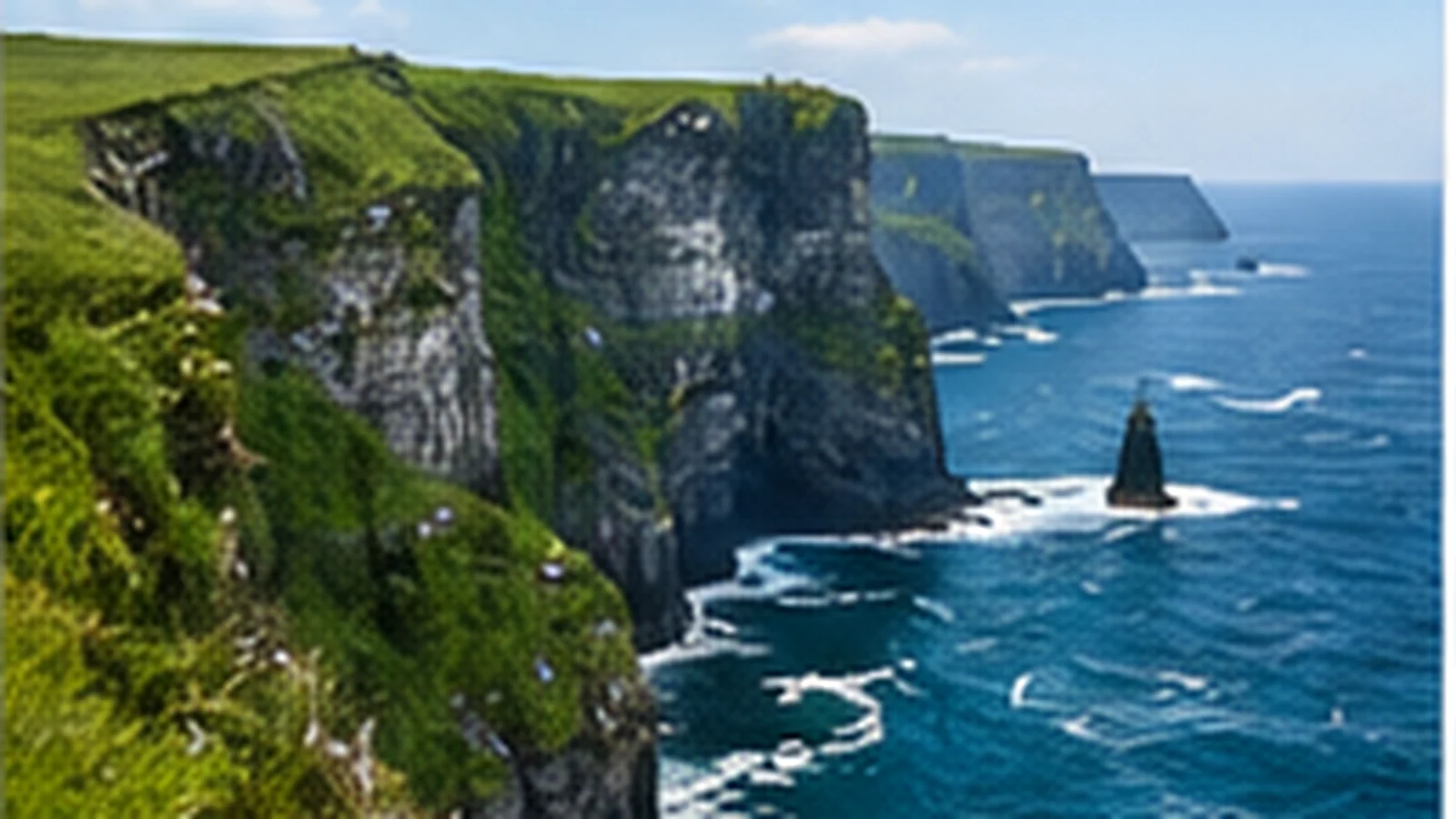 Dramatisk grön klippkust på Irland