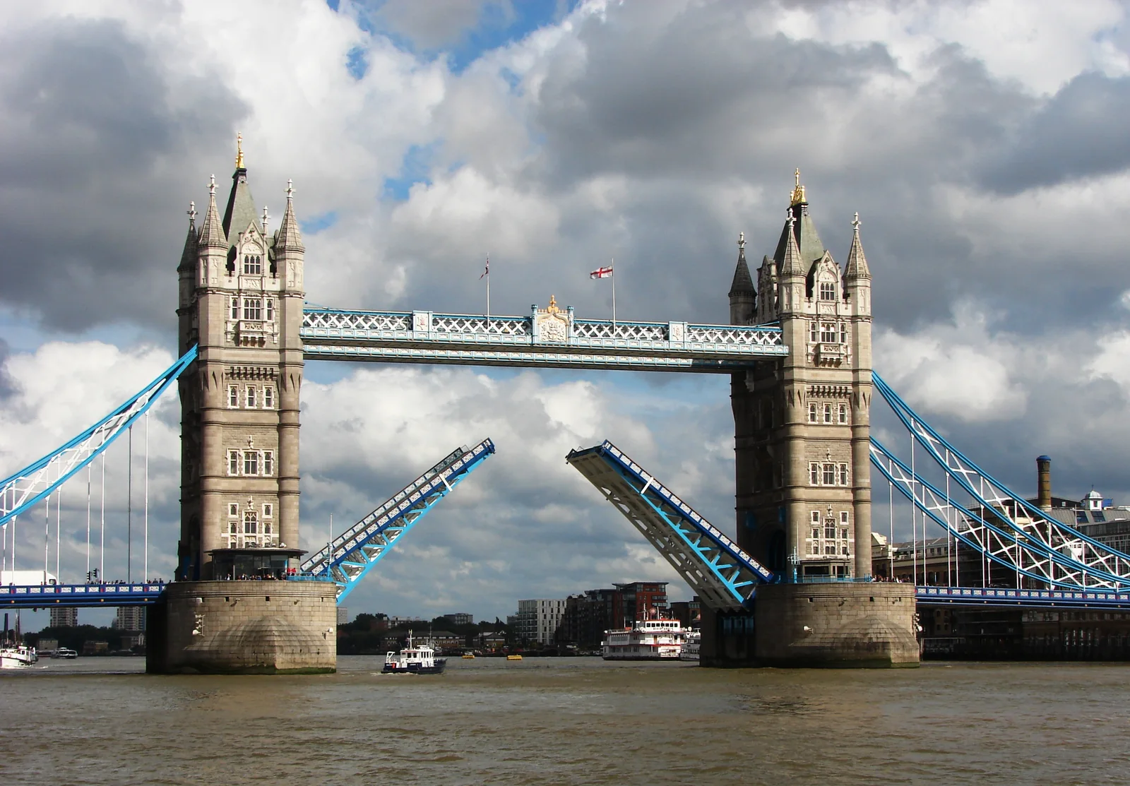 Tower Bridge över Themsen i London